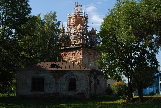 Мещерский Покровский храм с восстановленными луковицами. 2009 год