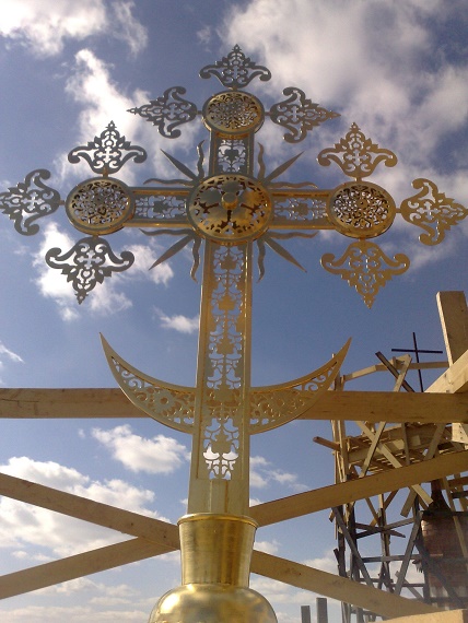 Восстановленный в 2011 году крест